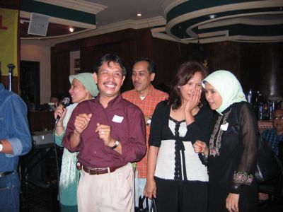 Group Atoz masih nyanyi...
