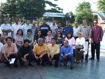 Foto bersamo - ATOZ 69
Berdiri dari ki-ka : Heru, Rasyid, Hongki, Barry, Bambang, Bowo, Ardy, Robby, Togi, Agung, Ronald N.
Duduk dari ki-ka : Sila, Inneke, Enny, Nita, Ida, Erni, Deece, Nani.
Jongkok dari ki-ka : Ronald S (dak kejingokan), Eng Yan,, Iyan, Johnny, Sufri, Haryono.
