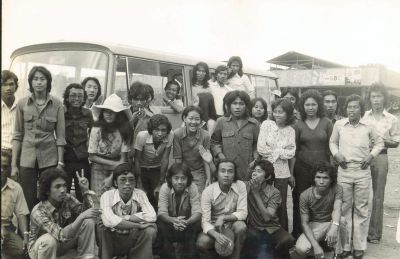 Ado yang tau dak siapo bae ini?...
Lebung Karang tgl.19 Januari 1975. Lokasi foto di Pasar Tanjung Raja.
