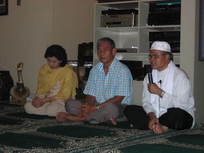 "Kulibas" (kuliah 15 menit).
Pak Ustadz beserta tuan rumah (Yuk Tiny & kakak tertua).
Rencanonyo nak "Kutipu" (Kuliah 30 menit), tapi jam 17.15 belum pada dateng, jadi dimulai jam 17.30.

