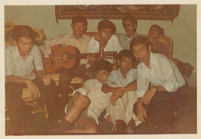 Lebaran di rumah Lantoro 182.
ki-ka: Martinez, Rozak Mirza, Agus, Sutrisno, Dean Rusdi.
depan: Tono (anak bawang), Yanto Busono, Boy Rekso.
