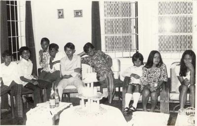 Tamu HUT BSR ke-15 (Jan-1973)
ki-ka: Rozak, Ronald, Jairus, Albert, Tinez, Supardan, Ainun, Yati, Gopo.
