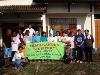 Poto bareng di depan Wisma Kasa Cipanas
