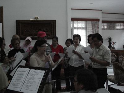 Nyanyi bareng dipimpin oleh Inge
