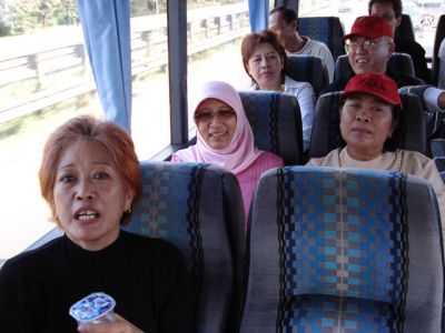 Siapo belum dapet aqua ?! kato Yanti
