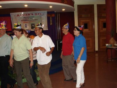 Masuk... sambil joged-joged...
