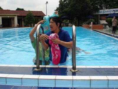 Inge, nyari mangsa nak nyeburken yang laen, tapi lah lari galo
