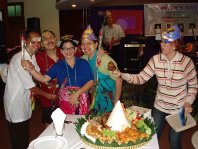 Acaro dilanjutken: pemotongan tumpeng
