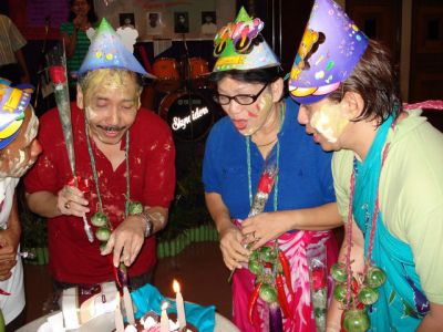 Niup lilin... tart...
