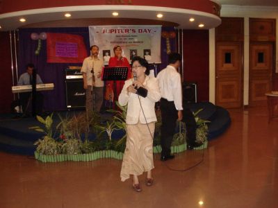 Inge ngumumken nak bagi-bagi hadiah antara mereka
