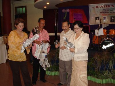 Bagi-bagi... hadiah... bagi oi...
