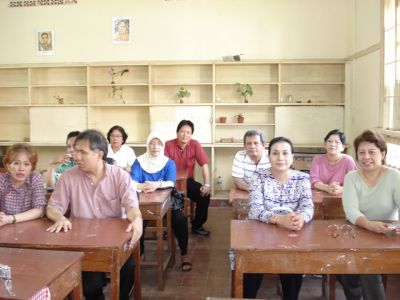 Duduk tenang... dalam kelas di SD Nasional.
