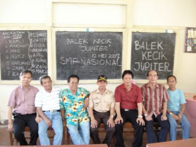 Foto bareng di depan kelas.
