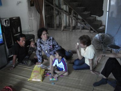 Sri Haryanti & suami, di rumahnyo yang lagi direnovasi.
