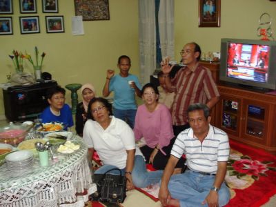 Makan siang di rumah Lastro.

