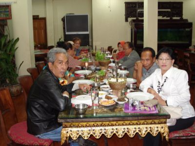 Malamnyo diundang Damiri makan di Sri Melayu Palembang.
