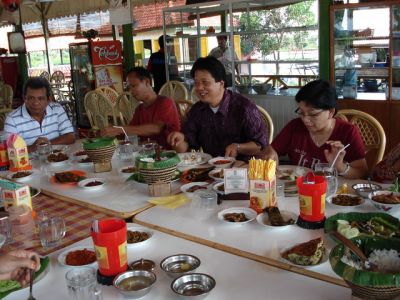 Siap-siap makan siang, serbu...
