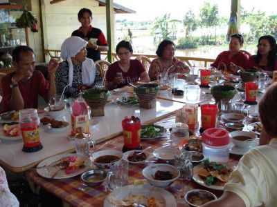 Selesai makan... Ladas nian. Sri Haryanti yang nraktir...
