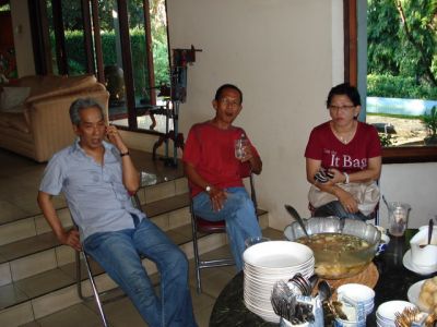Diundang Damiri ke rumahnyo, makan pempek + es Kacang.
