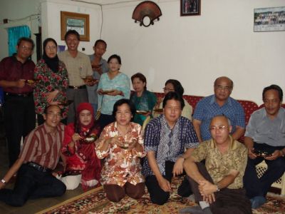 Malamnyo diundang makan di rumah Zaini.
