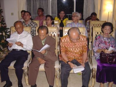 Pak Sugihardi, Ibu Sompotan, Linda Sumolang.
