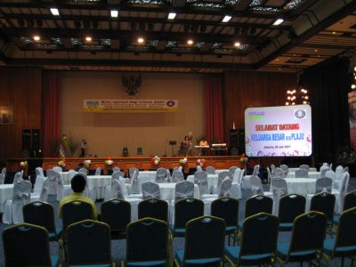 Persiapan akhir sebelum tamu datang
