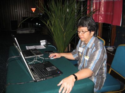 Tono di belakang layar
