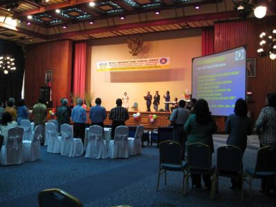 Nyanyi bersamo (ado teks di layar)
