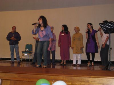 Angkatan Salsa tampil
