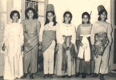 ki-ka: Mona, Yudi, Lisye, Dewi, Rini, Chiquita
