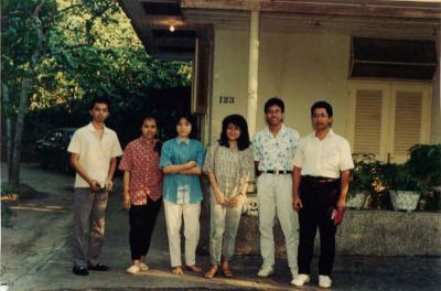 Plaju No.123 tahun 1990
kika: Anto, Eva Sagune, Ithine Sagune, Yunita Olgha Sagune, Deddy & Boewik.
