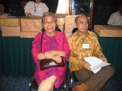 Ibu & Bapak Simbolon
Kepsek SMP Nasional Plaju & guru bhs. Inggris
