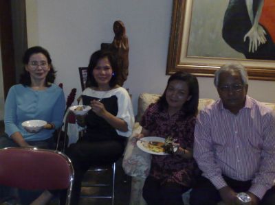 Acara PD explaju - 6 Sept.08
ki-ka : Cherry, Inneke, Nita, Paul M
Biak lagi megang piring.....senyum dulula jingok kamera
