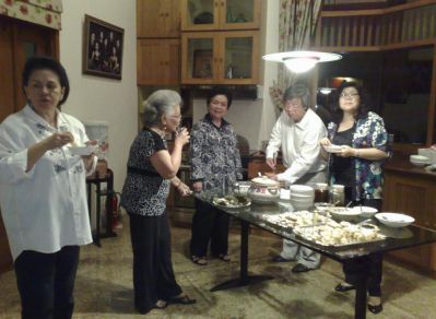 Acara PD explaju - 6 Sept.08
Meja paporit yang ado pempek ( menu wajib setiap acara apo bae )
ki-ka : Butet H,Mrs. Yet Ponggawa, Mrs. Rien Tobing, Hokky, Alma H
