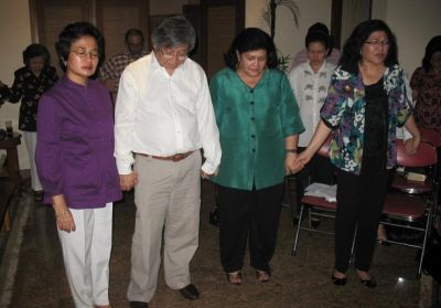 Acara PD explaju - 6 Sept.08
ki-ka : Riris T, Hokky, Barbara H, Butet H, Alma H
Khusuk mengucap syukur kehadapanNYA.
