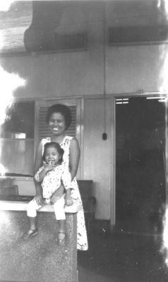 Little Illeke & Mom ( Annie Nangin )
Lagi santai diteras rumah
