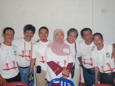 Rai2 hepi ketemu kawan2 masa kecik
ki-ka : Denda/Indra RA, Lobi, Arief, Maya, Ita A, Dicky A, Anggit
