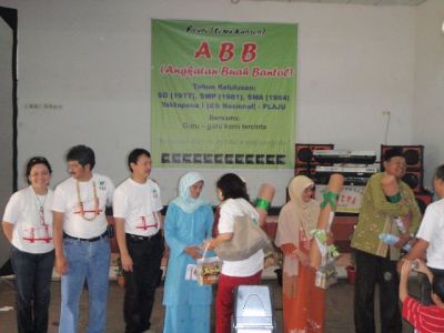 Pembagian kenang2an kepada ex guru2 tercinta
