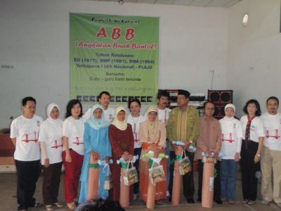 Foto bersama setelah pembagian kenang2an kepada para guru2
