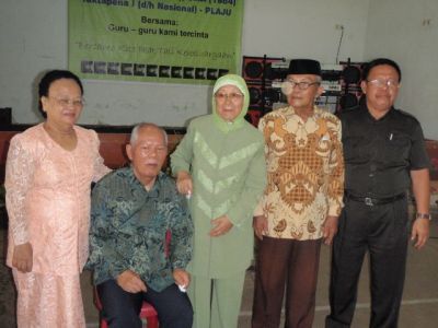 Several ex-teachers - Sebagian ex guru2 yang hadir
ki-ka : Ibu Siregar, Bpk. Siregar, Ibu Hayani, Bpk. Sumaryadi, Bpk. Fateh
