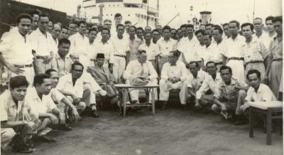 Material Dept. - Maret 1958
Ultah dinas Bp. Abd. Muin ( duduk pake peci )
