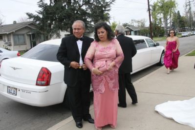 TIBA DI GEREJA
SIAP MAU MASUK GEREJA....
BENERIN BAJU DULU SETELAH DUDUK DI LIMO SETENGAH JAM
