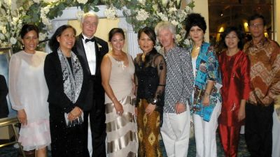 EXPLAJU PLUS
June Sumolang, Vonny Pangemanan, Herbert Klinkhammer, Vivi (Soedjak) Klinkhammer, Lucky Pangemanan, Suaminya Lucky, Suzy Pangemanan, Melva Sumolang, Ronald Sumolang
