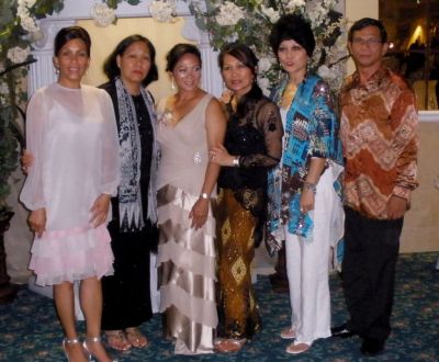 KAWAN MAEN WAKTU KECIK...EXPLAJU @ LOS ANGELES
JUNE SUMOLANG, VONNY PANGEMANAN, VIVI SOEDJAK, 
LUCKY PANGEMANAN, SUZY PANGEMANAN, RONALD SUMOLANG 
