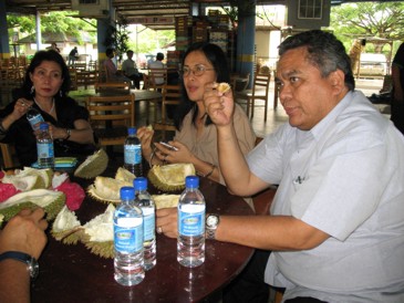 Wuiiiiiihhh alangkah lemaknyo durian iniiii.....
