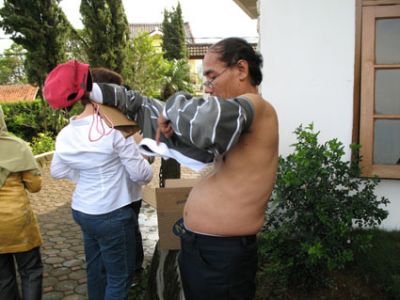 Kebanyaan nyanyiiii aku niiiihhh laju dada kempes perot bosong..aaaiiiiidaaaaahhh
