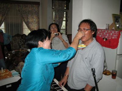 Hoi!!!! sendoknyo jangan kau gigit.......
