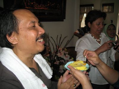 Hiiiiiihiiiiii sendoknyo kecik ginoooooo....
