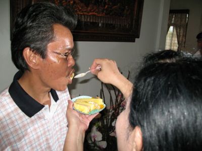 Ditelen idak!!!!!! man idak kusodok pake sendok iniiiiii!!!!!!
