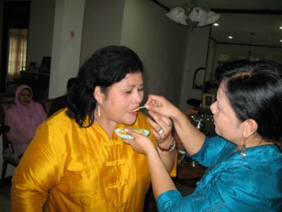 Ayuk....makan yoooo?!? dak usah dikunyah.....ditelen bae bulet-bulet yuk.....
